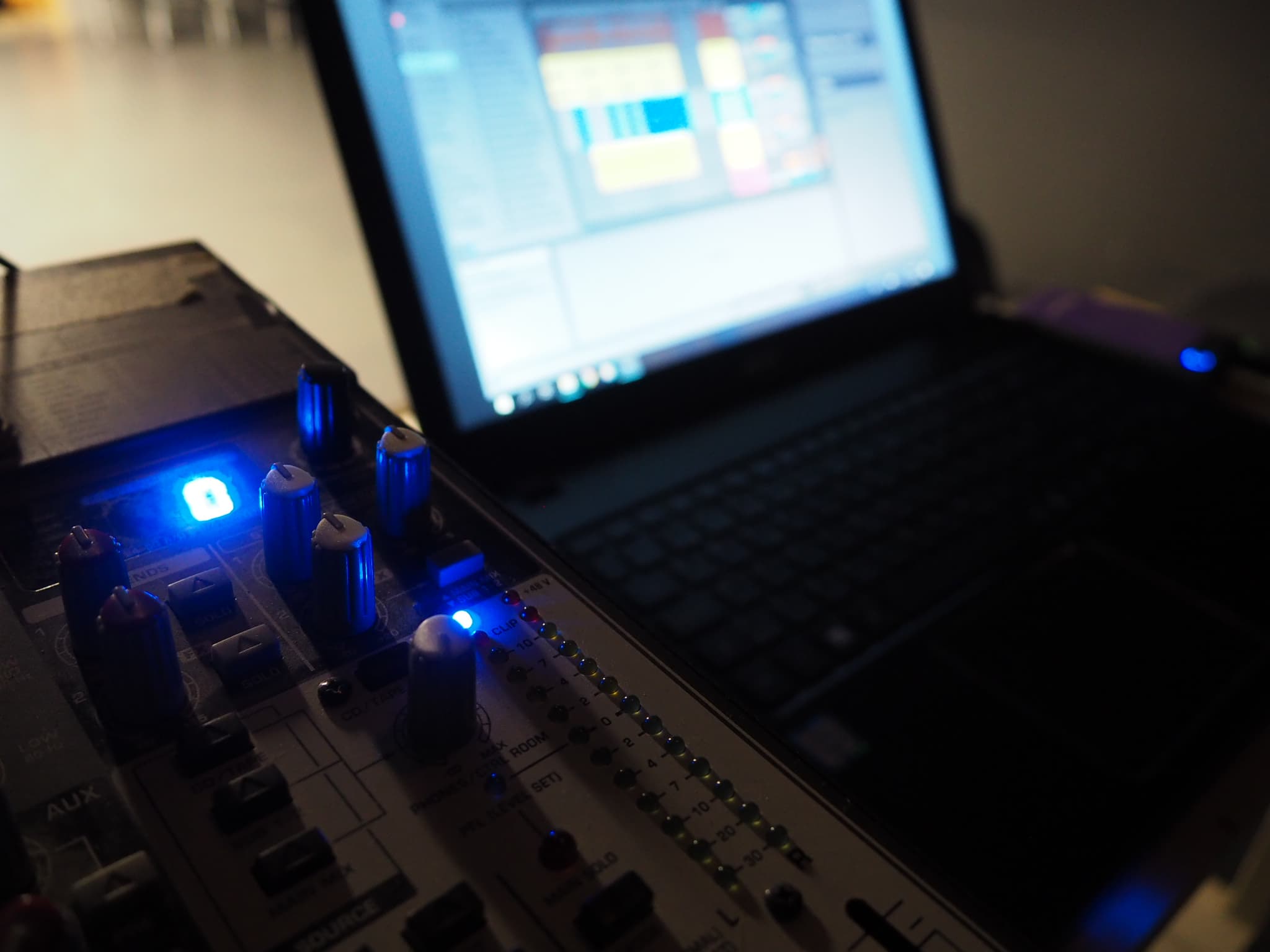 Myrskyn silmässä: kesäproduktiolaisten mietteitä teatterikesästään