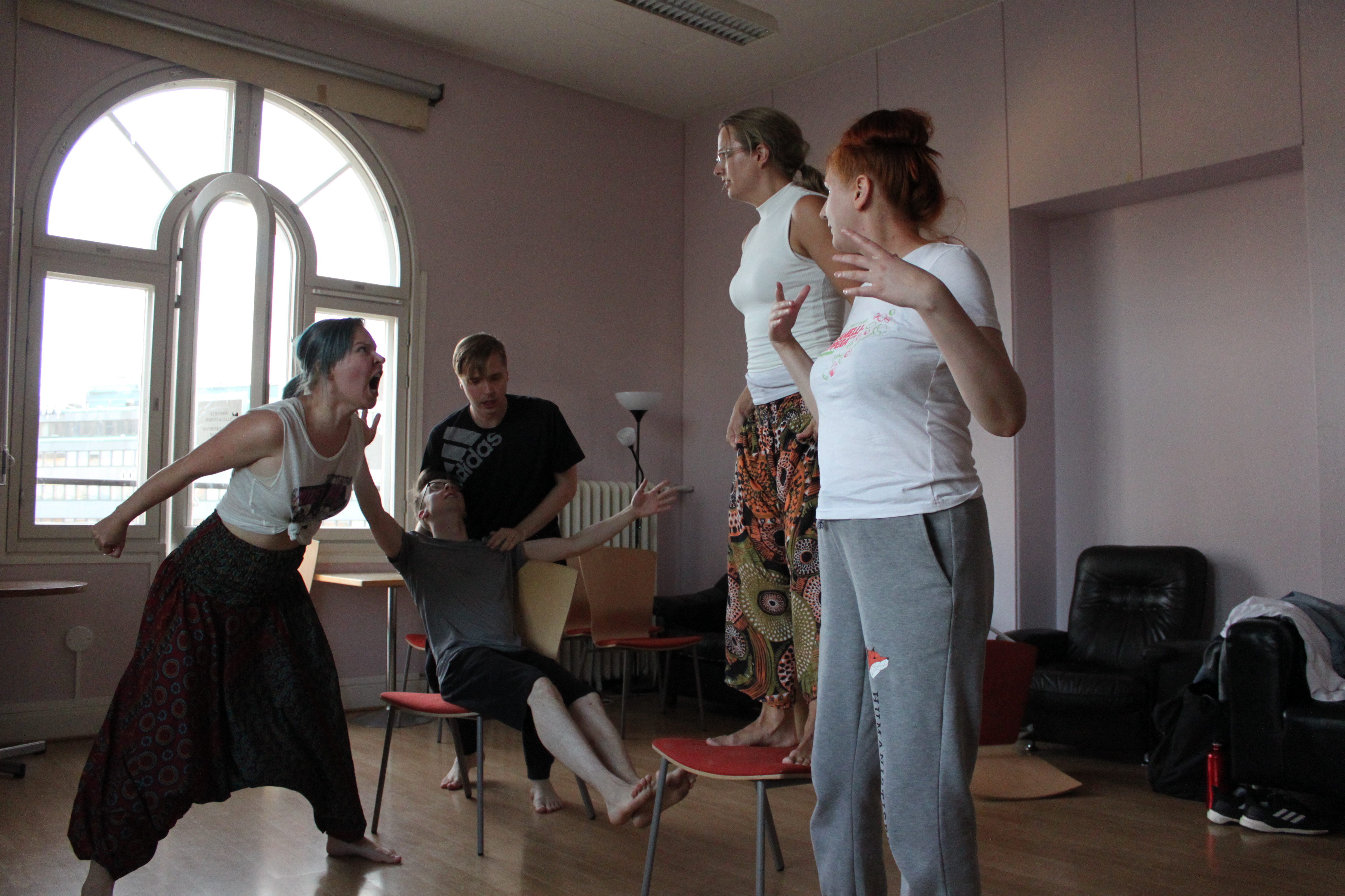 Teatteriroihusta työn tematiikkaan