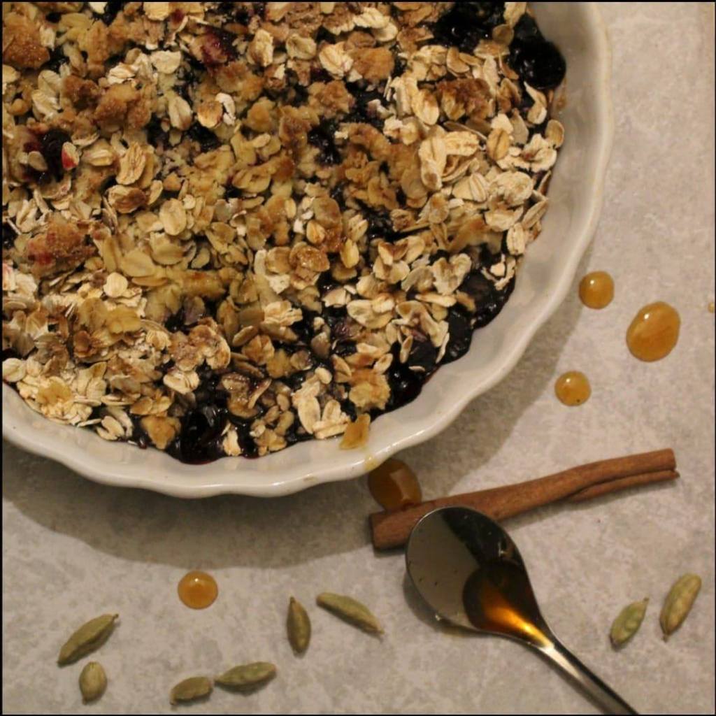 Chia-puolukkacrumble