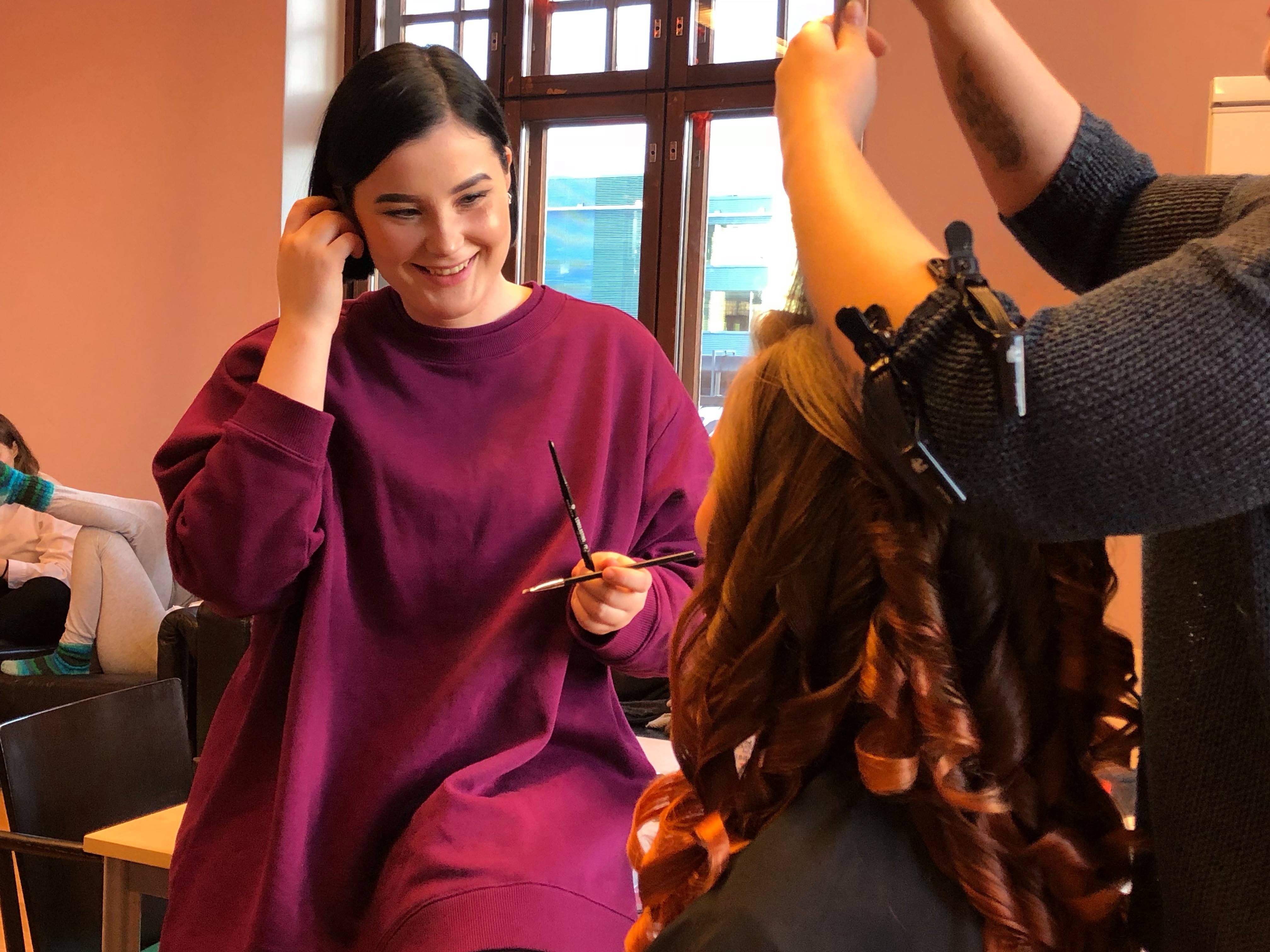 Päivä speksielämässä: maski- ja hiustiimien Kaisu