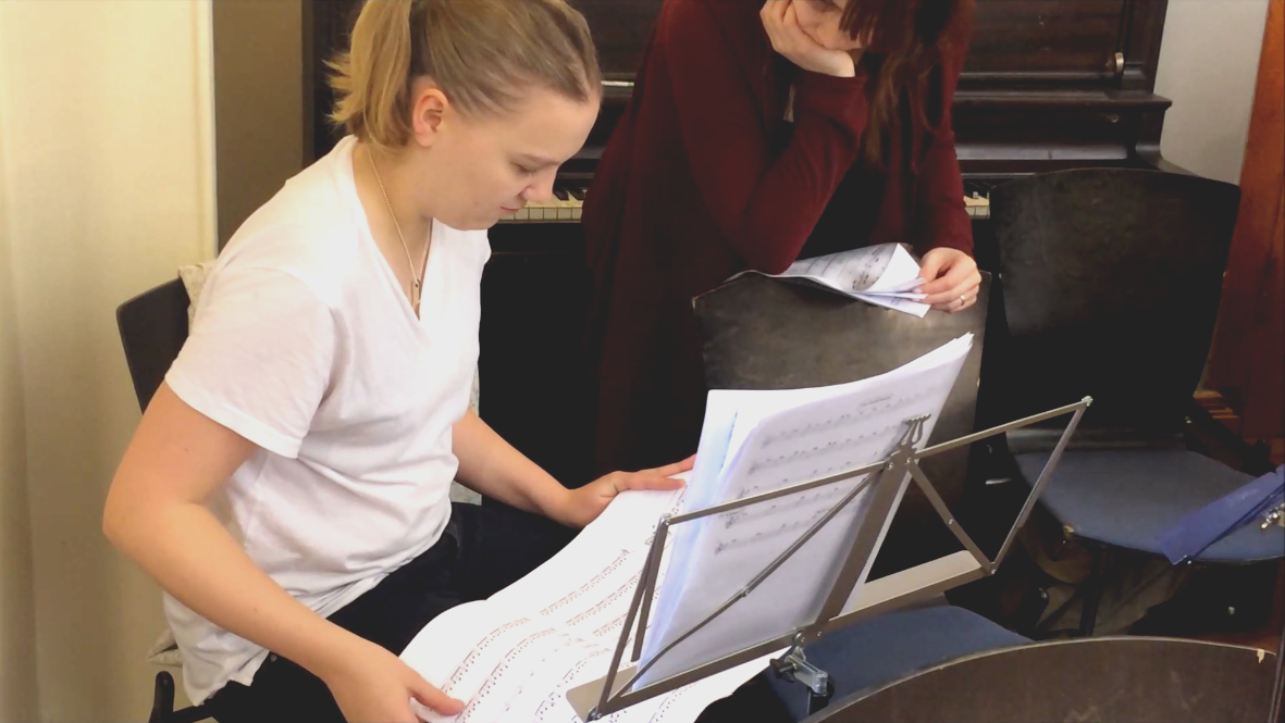 Päivä speksielämässä: viulisti&nbsp;Emilia